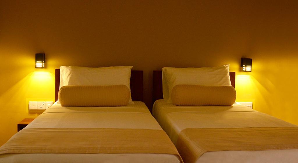 Inlak Garden Hotel Negombo Room photo
